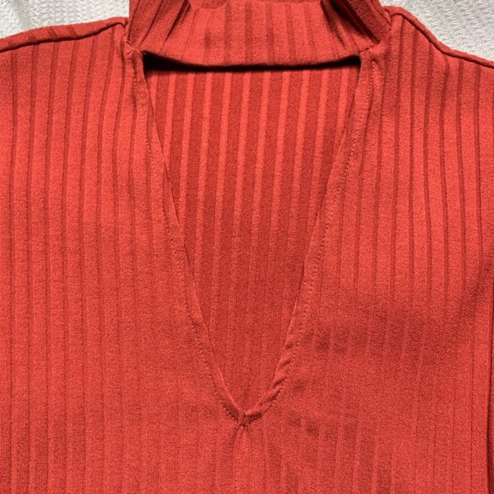 ⚡️SALE Express Cutout Crop Top - Picture 3 of 5
